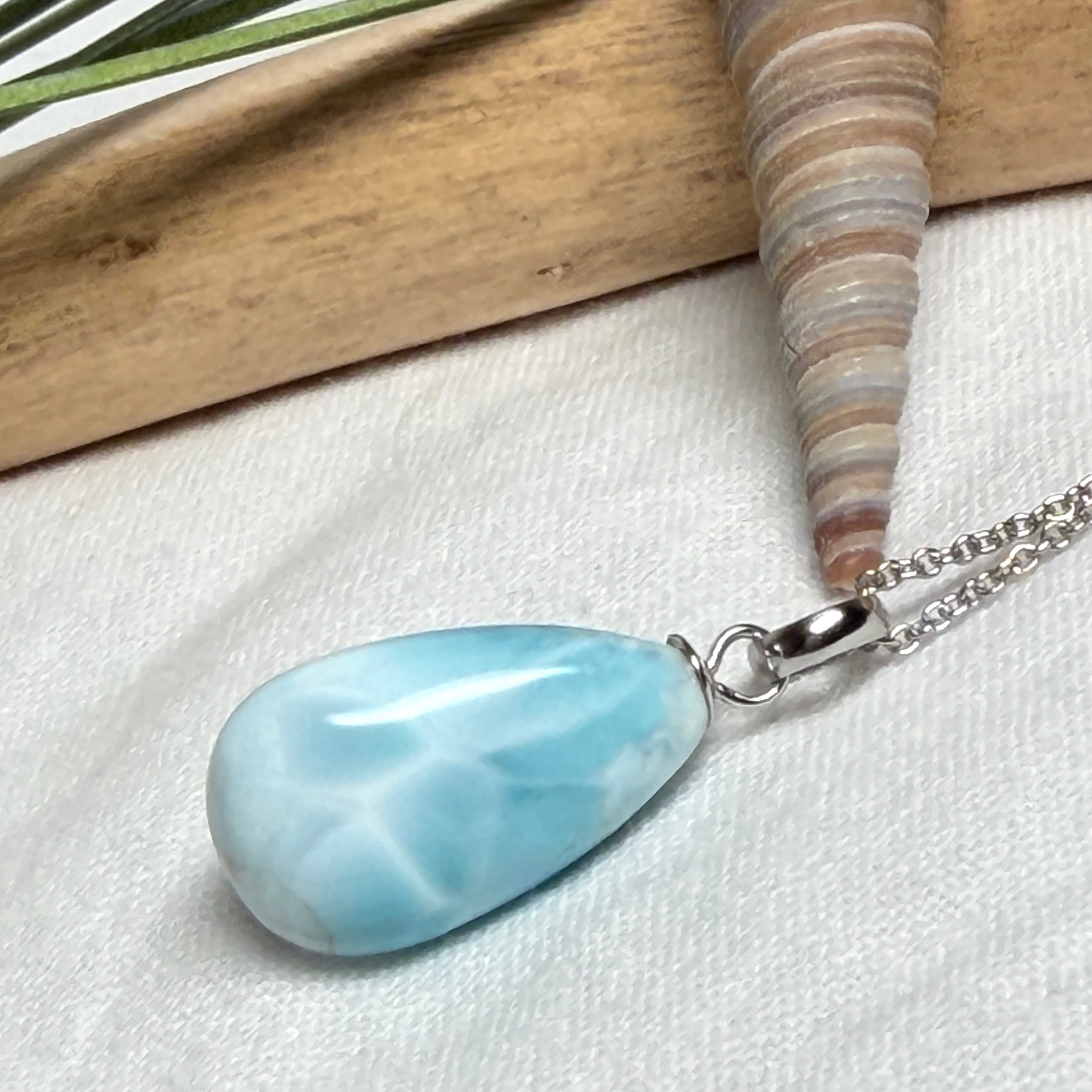 Larimar-Halskette mit blauem Tropfen-Anhänger an feiner 925 Silber Ankerkette, maritimer Naturstein-Schmuck mit weiß-türkiser Marmorierung