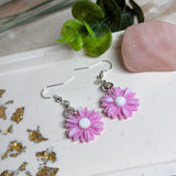 Handgefertigte rosa Blüten-Ohrringe aus Harz mit weißer Mitte, Durchmesser ca. 1,9 cm, an 925 Silber Ohrhaken mit silberfarbenem Edelstahl-Ring; zart glänzend, romantischer Blumen-Schmuck.
