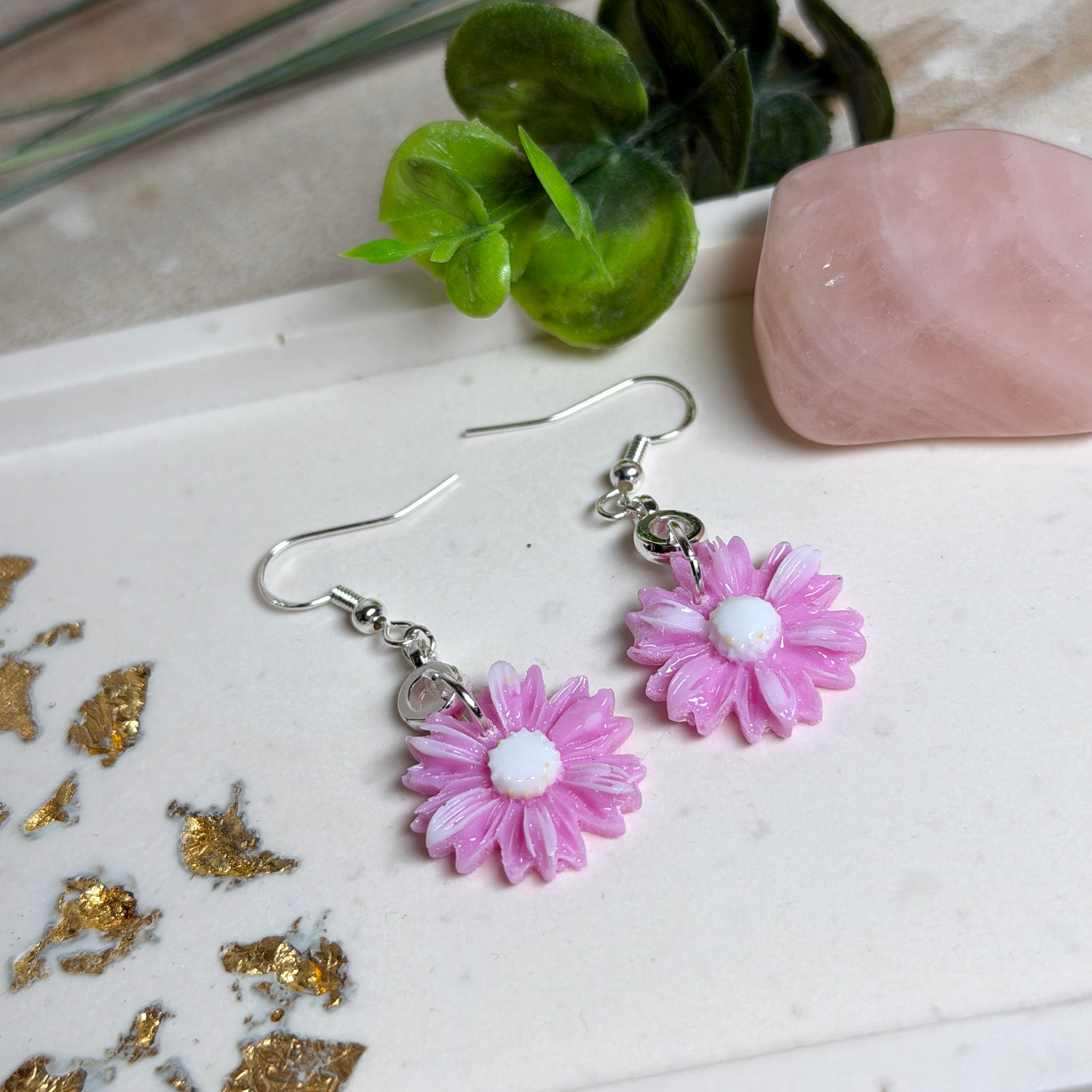 Handgefertigte rosa Blüten-Ohrringe aus Harz mit weißer Mitte, Durchmesser ca. 1,9 cm, an 925 Silber Ohrhaken mit silberfarbenem Edelstahl-Ring; zart glänzend, romantischer Blumen-Schmuck.