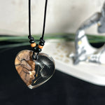 „Handgefertigter Herzanhänger aus Olivenholz und klarem Harz mit echter Pusteblume. Der Anhänger (ca. 3,5 × 3,5 cm) hängt an einem verstellbaren Lederband (23–43 cm) mit Holzperlen. Symbol für Wünsche und Glück, sorgfältig in Handarbeit gegossen, gesägt, geschliffen und poliert. Ein einzigartiger, naturinspirierter Anhänger – ideal als Geschenk oder persönlicher Talisman.“