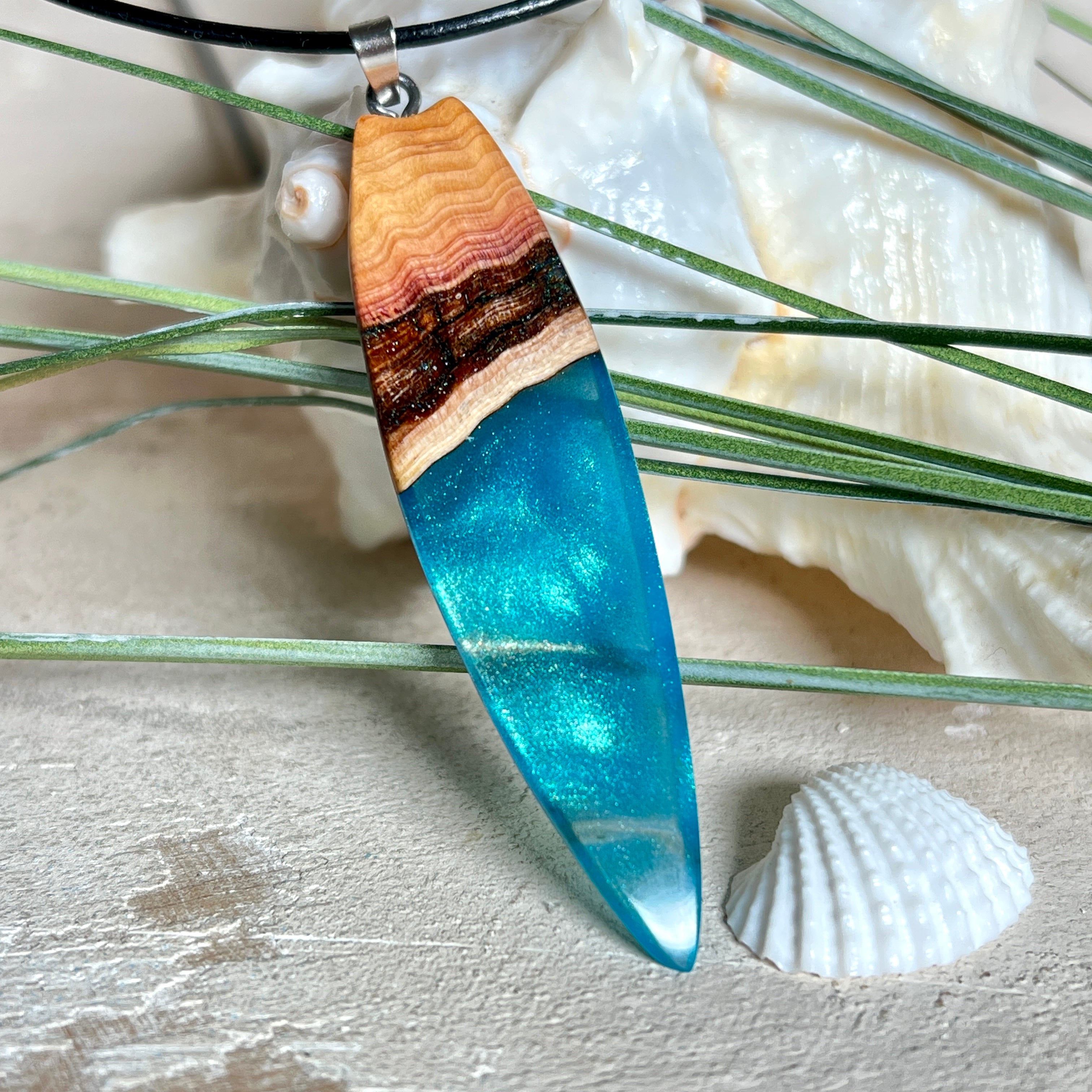 Handgefertigter Surfbrett-Anhänger aus Edelholz & Harz in Türkis mit Metallic-Schimmer. Edelstahlöse, Lederkette 45 + 5 cm Verlängerung.