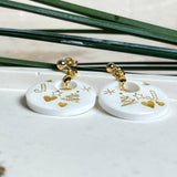 Handgefertigte Ohrringe aus weißem und klarem Harz mit goldenen Weihnachtsmotiven – Sterne, Herzen, Tannenbaum und Zuckerstange. Ohrstecker aus 925 Silber vergoldet, Anhängerschlaufe vergoldet. Größe ca. 37 mm × 25 mm. Leichte, elegante Festtagsohrringe mit warmem Goldglanz und winterlicher Ausstrahlung.