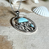 „Sealife“ – runder Anhänger aus rhodiniertem 925 Sterling Silber mit seltenem Larimar und funkelndem Topas. Das maritime Design zeigt eine Qualle, einen Fisch und einen Seestern. Anhängergröße ca. 32 × 26 mm, inklusive 45 cm langer Silberkette (1 mm Stärke). Symbol für die Schönheit und Vielfalt des Ozeans – jedes Stück ein Unikat durch das natürliche Farbspiel des Larimars.