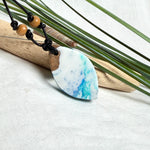 Holz-Harz-Anhänger aus Maserholz und Epoxidharz in Blau, Türkis und Weiß mit Wellenoptik am verstellbaren Lederband mit Holzperlen, handgemachter maritimer Naturschmuck