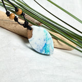 Holz-Harz-Anhänger aus Maserholz und Epoxidharz in Blau, Türkis und Weiß mit Wellenoptik am verstellbaren Lederband mit Holzperlen, handgemachter maritimer Naturschmuck
