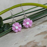 Handgefertigte rosa Blüten-Ohrringe aus Harz mit weißer Mitte, Durchmesser ca. 1,9 cm, an 925 Silber Ohrhaken mit silberfarbenem Edelstahl-Ring; zart glänzend, romantischer Blumen-Schmuck.