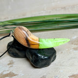 Handgefertigter Unikat-Kettenanhänger aus Eibenholz und Epoxidharz (transparent grün-weiß), hochglanzpoliert, Lederkette mit Edelstahlöse – Schwarzlicht fluoreszierend.