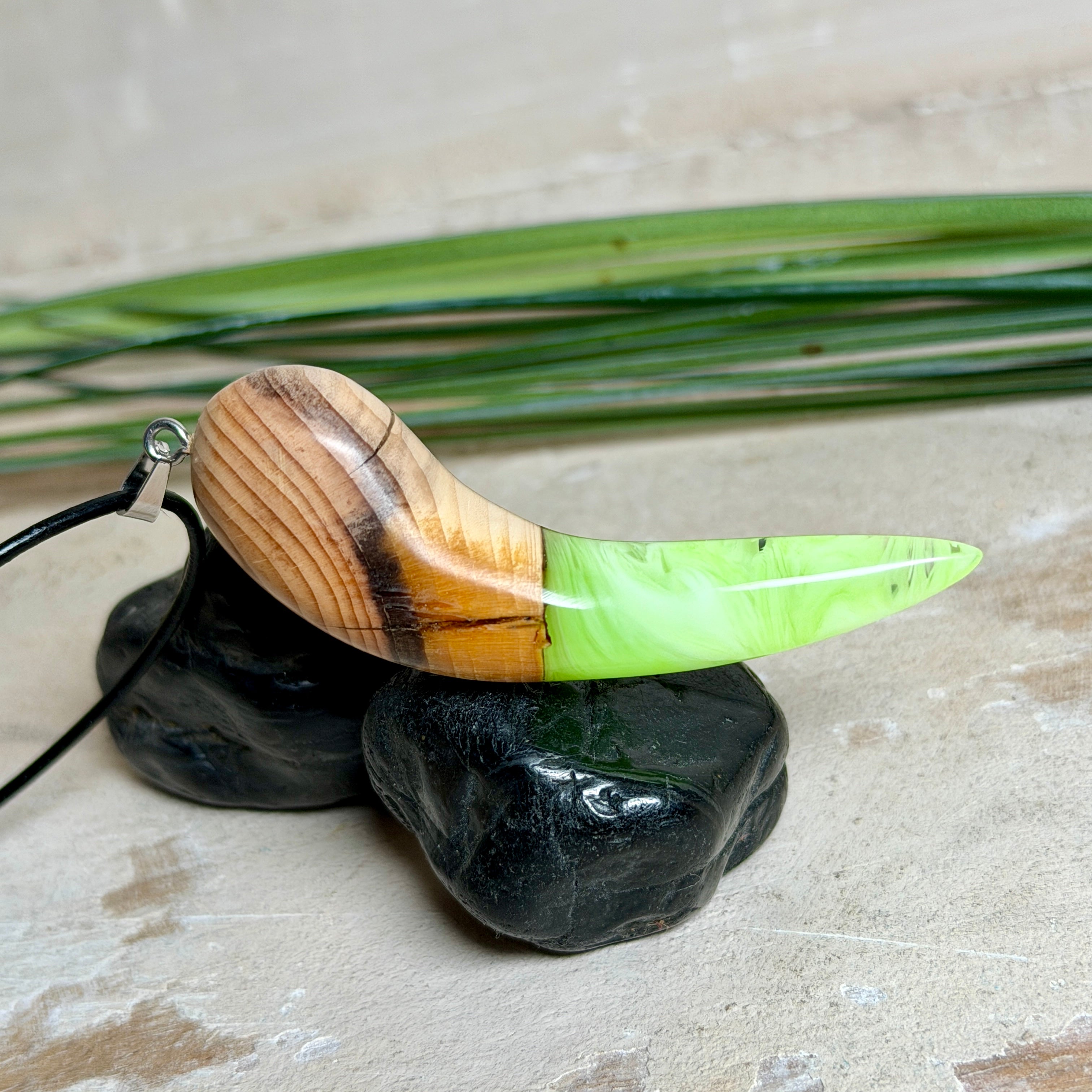 Handgefertigter Unikat-Kettenanhänger aus Eibenholz und Epoxidharz (transparent grün-weiß), hochglanzpoliert, Lederkette mit Edelstahlöse – Schwarzlicht fluoreszierend.