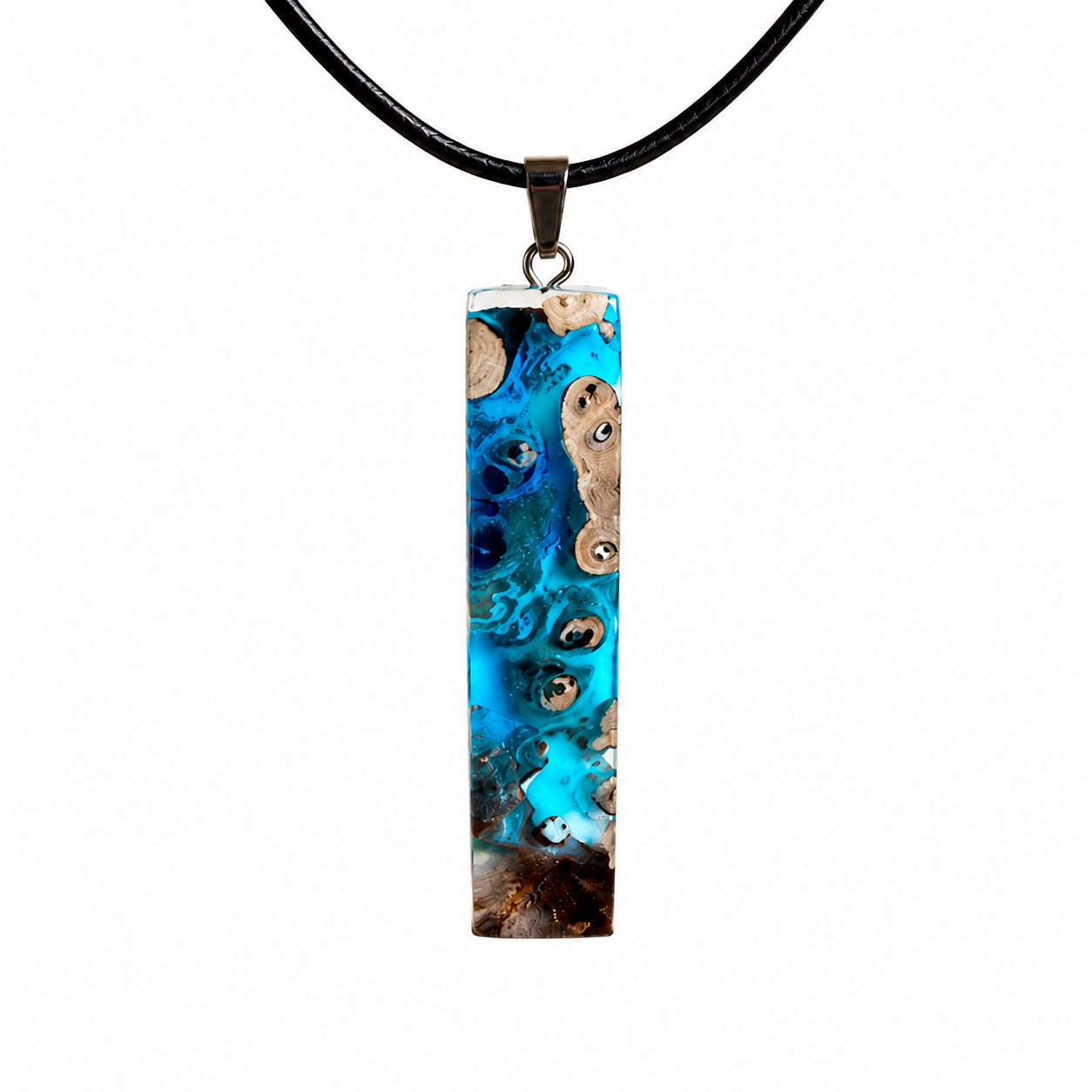 Rechteckiger Stabanhänger aus Maserholz und glasklarem Epoxidharz in tiefen Blau- und Türkistönen mit organischer Lagunen/Riff-Optik. Hochglanzpoliert, ca. 5,3 × 1,2 cm. Der Anhänger hängt an einer schwarzen Lederkette mit Edelstahl-Karabiner und 5-cm-Verlängerung (45 + 5 cm); die Anhängerschlaufe ist ebenfalls aus Edelstahl. Handgefertigtes Unikat, Lieferung in edler Schmuckbox – maritimer Look.