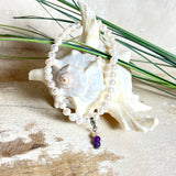 Handgefertigtes Armband „Sea Harmony“ mit schimmernden Süßwasserperlen (Ø ca. 6–7 mm), jede Perle ein Unikat. Auf elastischem Band gefädelt, mit einem filigranen Charmanhänger aus  Amethyst-Perlen, befestigt an einem robusten Edelstahl-Karabiner. Ein Schmuckstück voller Eleganz, maritimer Harmonie und symbolischer Tiefe – ideal als Geschenk oder als stilvolles Accessoire.
