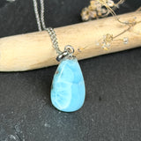 Larimar-Halskette mit blauem Tropfen-Anhänger an feiner 925 Silber Ankerkette, maritimer Naturstein-Schmuck mit weiß-türkiser Marmorierung