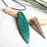 Surfboard Anhänger aus stabilisiertem Holz und Harz in Türkis und Ozeanblau an schwarzer Lederkette, maritimer Holz Harz Naturschmuck unisex