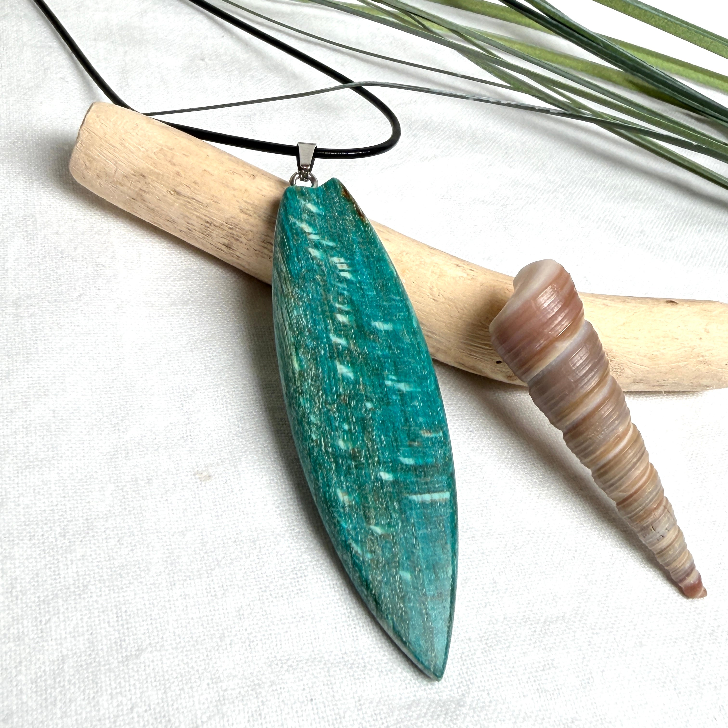 Surfboard Anhänger aus stabilisiertem Holz und Harz in Türkis und Ozeanblau an schwarzer Lederkette, maritimer Holz Harz Naturschmuck unisex
