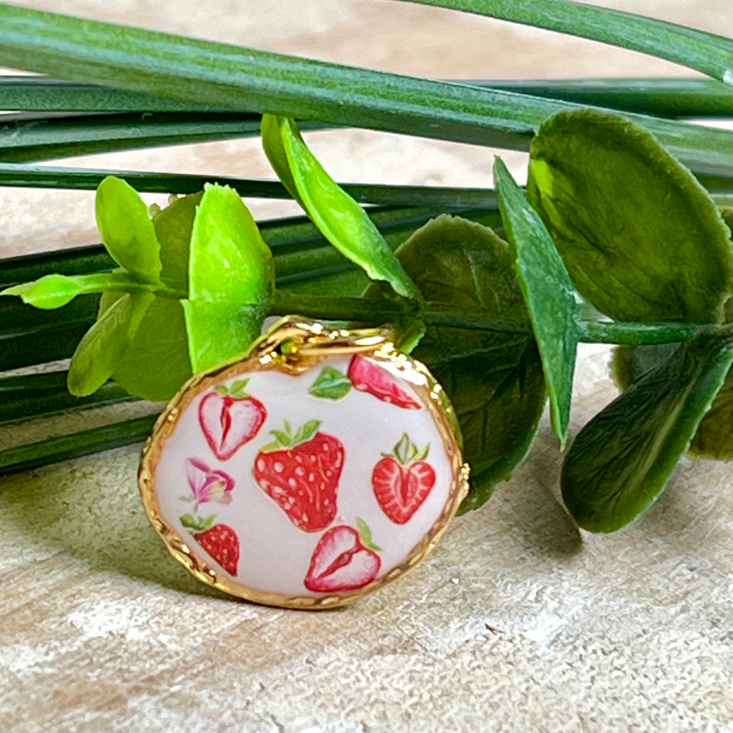 „Handgefertigter Erdbeer Anhänger aus Resin mit zarten Erdbeermotiven, gefasst in 24K vergoldet , glänzender Lünette – sommerlicher Handmade Schmuck und liebevolle Geschenkidee für Frauen und Naturfreunde“