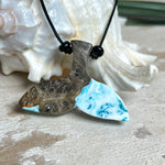 Handgefertigter Walflossen-Anhänger „Flossenklang“ aus Maserholz und türkis-blau-grau-weiß marmoriertem Epoxidharz an verstellbarem Lederband. Maritime Kette als Unikatschmuck für Meeresliebhaber und Wal-Fans, hochwertig poliert, präsentiert vor Muscheldeko und in Schmuckbox von ZeitlosSchmuckDesign.