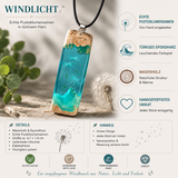 Detailbild des Anhängers „Windlicht“ aus Maserholz und türkisfarbenem Epoxidharz mit echten Pusteblumensamen. Die Infografik zeigt Produktdetails, Lederkette, Größe, hochwertige Verarbeitung und die handgefertigte Unikat-Fertigung. Das Farbspiel erinnert an Wasser, Licht und die Leichtigkeit der Natur.