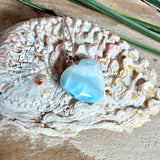 Larimar-Herzanhänger in zarten Blau- und Weißtönen, beidseitig poliert, an einer feinen platinrhodinierten 925 Silber Ankerkette mit 1 mm Stärke und 45 cm Länge. Das seltene Larimar-Herz aus der Dominikanischen Republik erinnert optisch an Meer und Himmel .