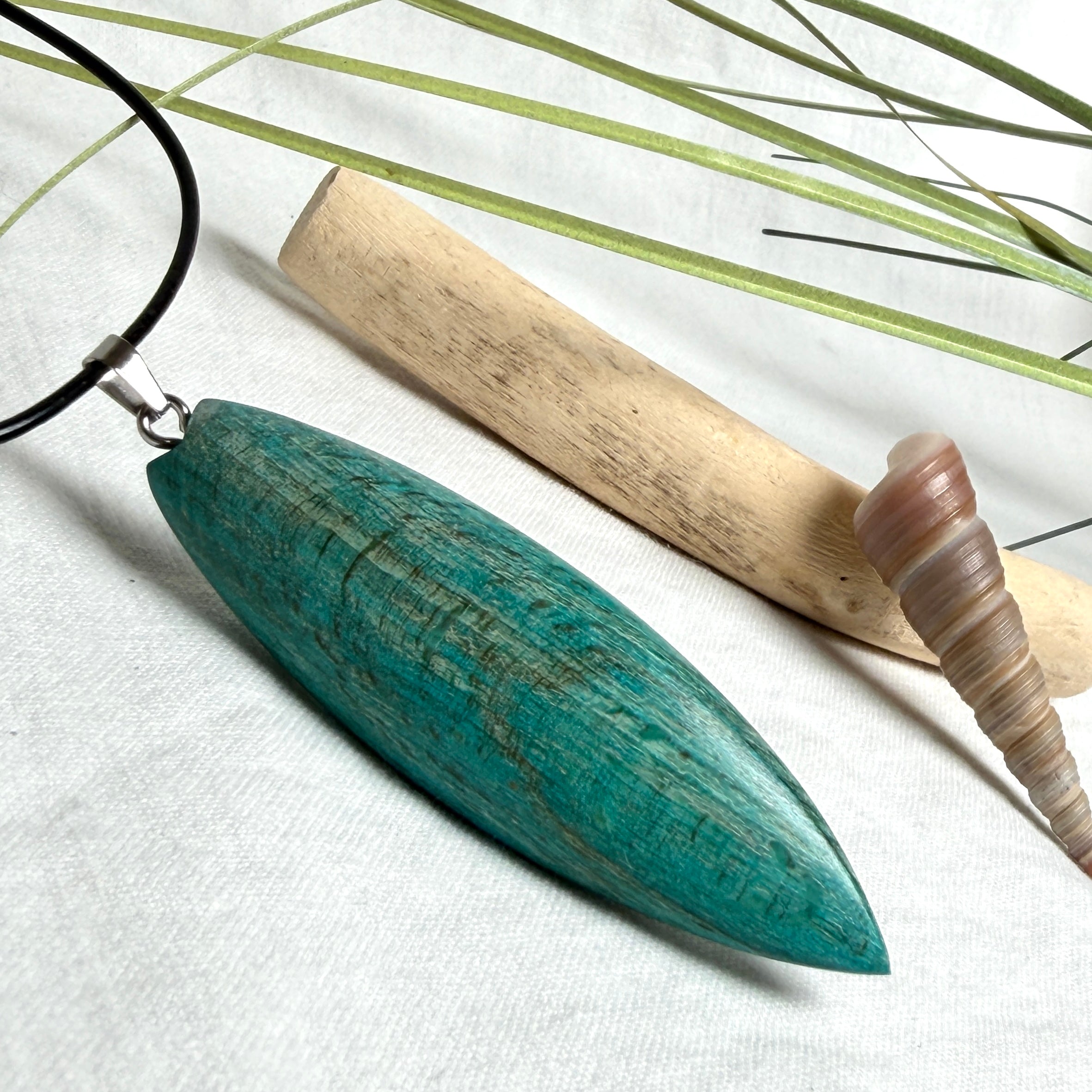 Surfboard Anhänger aus stabilisiertem Holz und Harz in Türkis und Ozeanblau an schwarzer Lederkette, maritimer Holz Harz Naturschmuck unisex