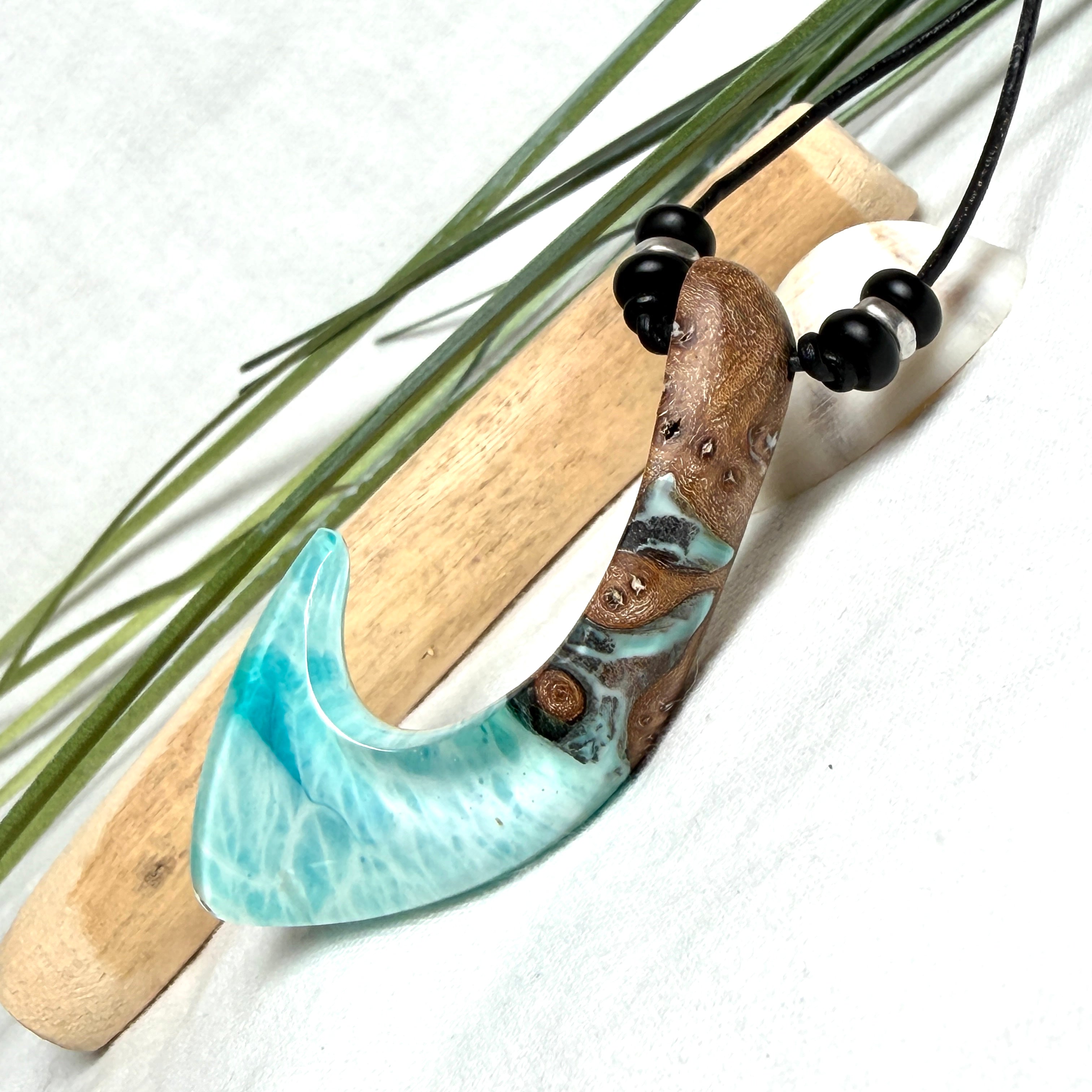 Angelhaken Anhänger aus braunem Maserholz und türkis hellblauem Epoxidharz am schwarzen Lederband mit Onyxperlen, Hei Matau Naturschmuck im Māori Stil