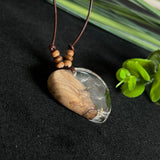 Handgefertigter Herzanhänger aus Olivenholz und klarem Harz mit echten Pusteblumen. Der Anhänger misst ca. 3,5 cm, das Lederband ist verstellbar von 23–43 cm und mit kleinen Holzperlen verziert. Ein natürliches Unikat, Symbol für Wünsche und Glück – sorgfältig gegossen, gesägt, geschliffen und poliert.