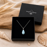 Schmuckbox-Bild KARIBIKTRAUM – Larimar-Halskette aus 925 Silber mit filigranem Tropfen-Anhänger, echter Larimar Naturstein im seltenen Karibikblau, maritimer Schmuck als handgefertigtes Unikat in schwarzer ZeitlosSchmuckDesign Schmuckbox.