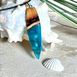 Handgefertigter Surfbrett-Anhänger aus Edelholz & Harz in Türkis mit Metallic-Schimmer. Edelstahlöse, Lederkette 45 + 5 cm Verlängerung.