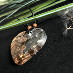 „Handgefertigter Herzanhänger aus Olivenholz und klarem Harz mit echter Pusteblume. Der Anhänger (ca. 3,5 × 3,5 cm) hängt an einem verstellbaren Lederband (23–43 cm) mit Holzperlen. Symbol für Wünsche und Glück, sorgfältig in Handarbeit gegossen, gesägt, geschliffen und poliert. Ein einzigartiger, naturinspirierter Anhänger – ideal als Geschenk oder persönlicher Talisman.“