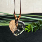 Handgefertigter Herzanhänger aus Olivenholz und klarem Harz mit echten Pusteblumen. Der Anhänger misst ca. 3,5 cm, das Lederband ist verstellbar von 23–43 cm und mit kleinen Holzperlen verziert. Ein natürliches Unikat, Symbol für Wünsche und Glück – sorgfältig gegossen, gesägt, geschliffen und poliert.