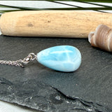 Larimar-Halskette mit blauem Tropfen-Anhänger an feiner 925 Silber Ankerkette, maritimer Naturstein-Schmuck mit weiß-türkiser Marmorierung