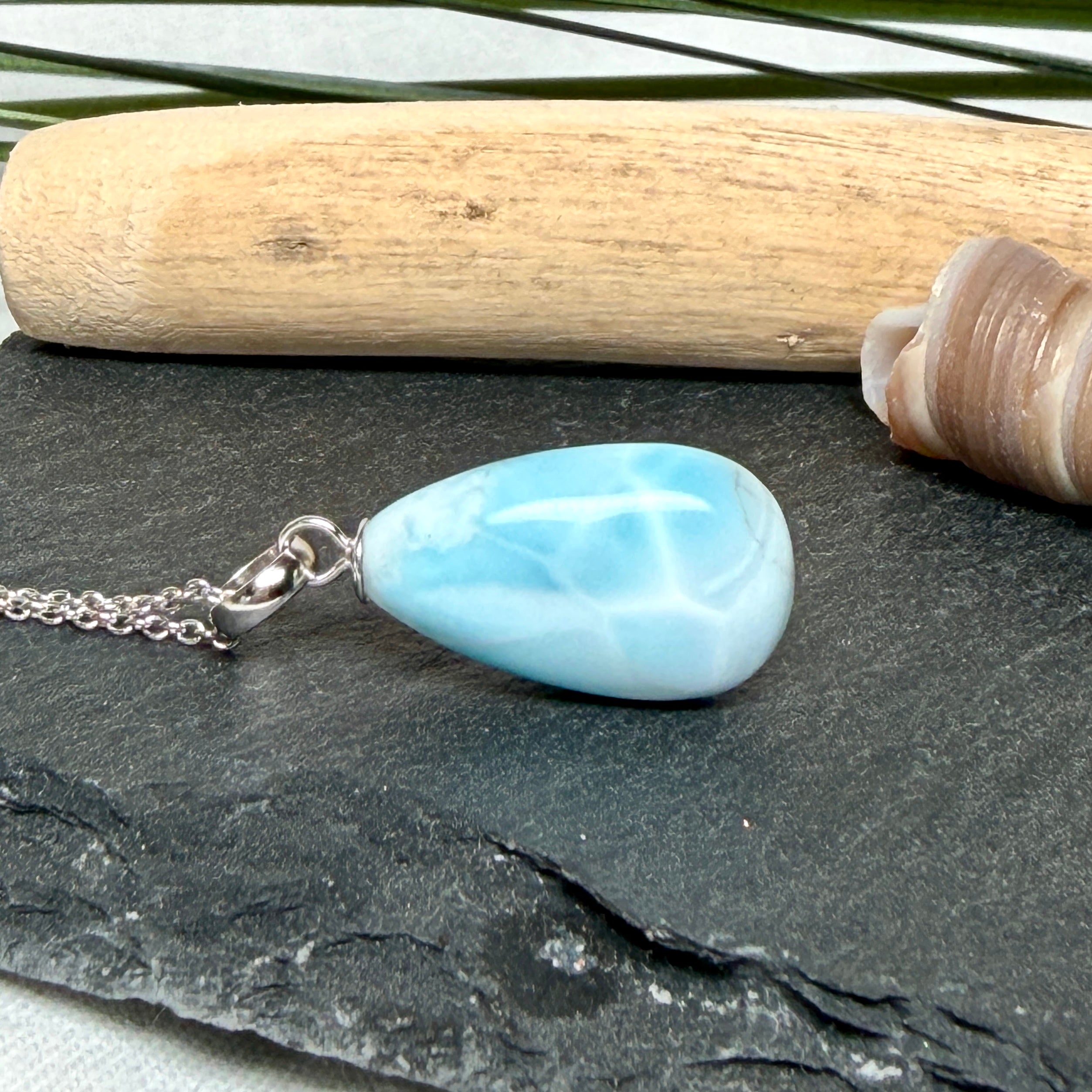 Larimar-Halskette mit blauem Tropfen-Anhänger an feiner 925 Silber Ankerkette, maritimer Naturstein-Schmuck mit weiß-türkiser Marmorierung