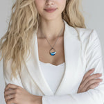 Ovale Halskette „Ocean Crest“ mit 3D-Welle: handgefertigter Harz-Anhänger in Silber-Legierung, Farbverlauf von Tiefblau zu Türkis mit weißer Schaumkrone. Größe ca. 3,9 × 2,3 cm, an einer ca. 56 cm langen versilberten Kette. Glänzende Oberfläche, maritimer Look, Unikat-Handarbeit.