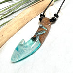 Angelhaken Anhänger aus braunem Maserholz und türkis hellblauem Epoxidharz am schwarzen Lederband mit Onyxperlen, Hei Matau Naturschmuck im Māori Stil