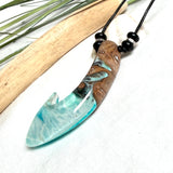 Angelhaken Anhänger aus braunem Maserholz und türkis hellblauem Epoxidharz am schwarzen Lederband mit Onyxperlen, Hei Matau Naturschmuck im Māori Stil