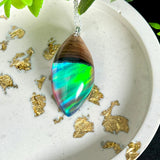 Handgefertigter Anhänger aus Olivenholz, Harz & Labor-Opal mit Aurora-Borealis-Schimmer, 925-Silberkette, einzigartiges Design , Geschenk