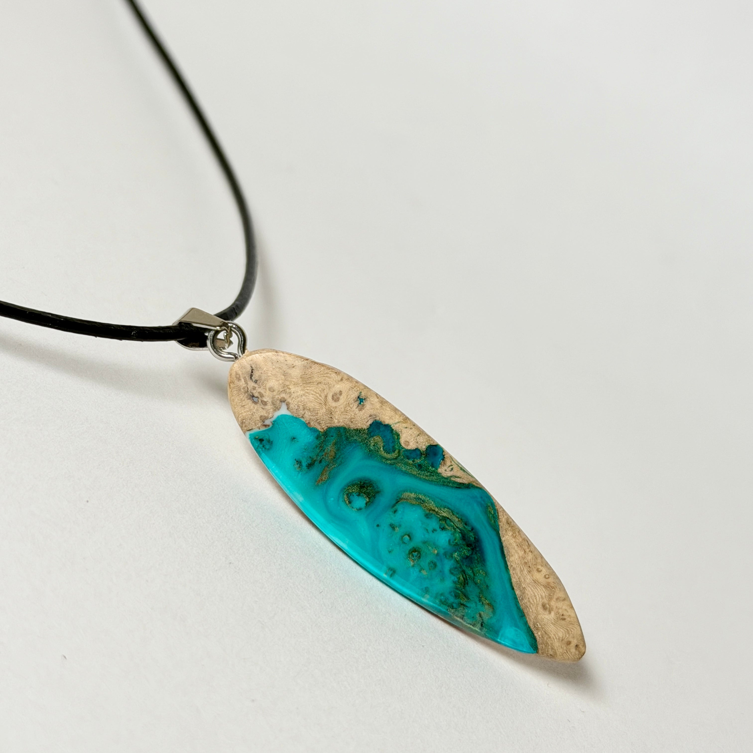 Maserholz und türkisfarbenem Resin mit Edelstahl Anhängerschlaufe an schwarzer Lederkette mit Karabiner und Verlängerung. Filigraner Ocean Anhänger inspiriert von Meer und Wellen, natürlicher Unikat Schmuck für Damen und Herren.