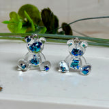 Bärchen-Anhänger aus Harz – Blaue Holoflakes (Edelstahlöse)