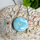 Echte Larimar Kette mit 20 mm rundem Cabochon – Himmelsblau mit weißem Wolkenmuster · 925 Silber Ankerkette platin rhodiniert 45 cm · Ocean Naturschmuck Unikat