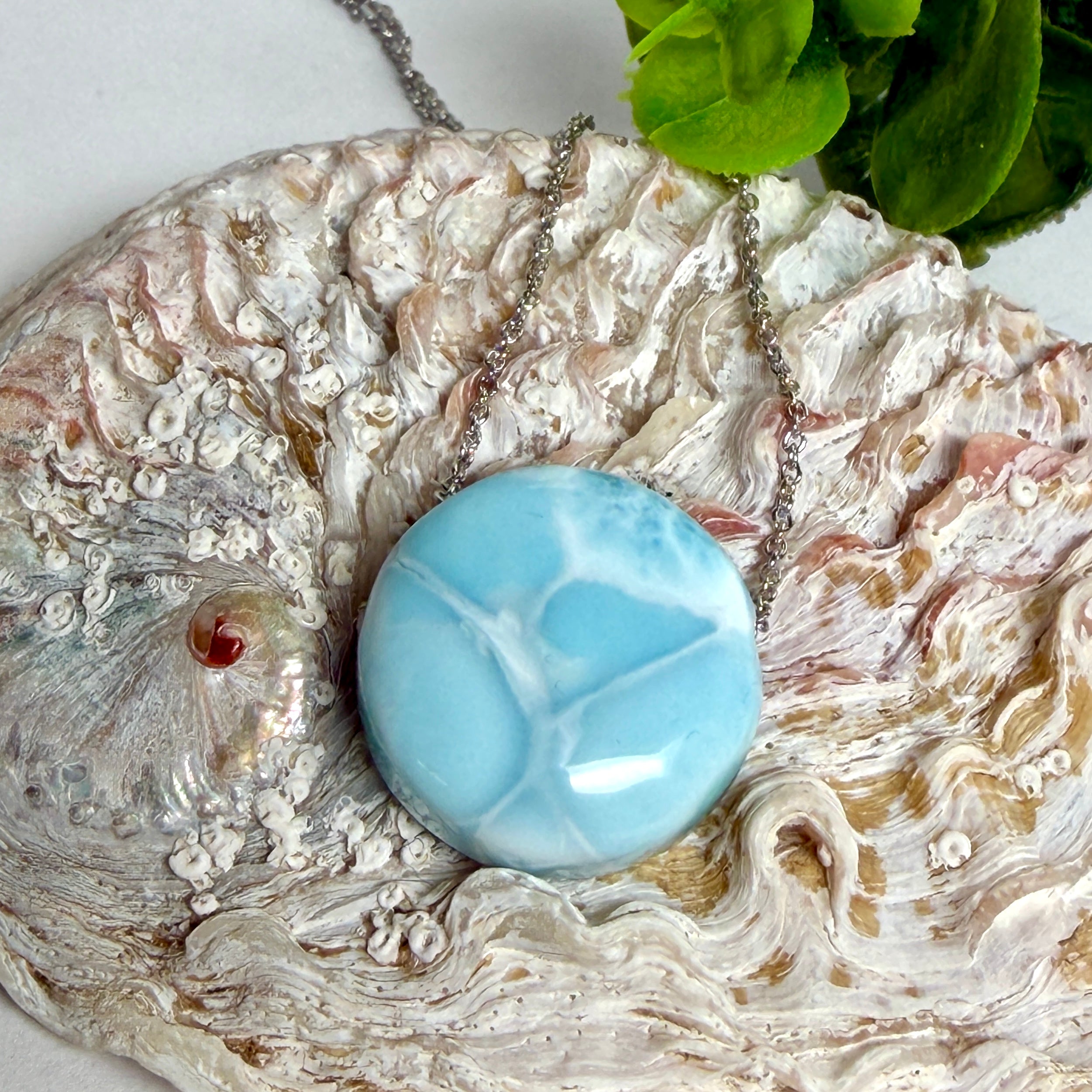 Echte Larimar Kette mit 20 mm rundem Cabochon – Himmelsblau mit weißem Wolkenmuster · 925 Silber Ankerkette platin rhodiniert 45 cm · Ocean Naturschmuck Unikat