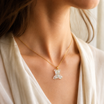 KI-Tragebild SCHIMMERBÄR – kleiner Bärchen Anhänger aus klarem Resin mit irisierenden Flakes und goldfarbener Edelstahlschlaufe, handgefertigter Mini-Charm ohne Kette als glitzernde Geschenkidee.
