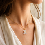 KI-Tragebild SCHIMMERBÄR – kleiner Bärchen Anhänger aus klarem Resin mit irisierenden Flakes und goldfarbener Edelstahlschlaufe, handgefertigter Mini-Charm ohne Kette als glitzernde Geschenkidee.