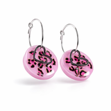 Handgemachte Leo-Creolen aus 925 Silber: Silber-Creolen 16 mm mit rosa Harz-Scheibe (2 cm) im Leoparden-Look und Edelstahl-Herzanhänger. Hängende Ohrringe in Animal-Print Stil, Gesamtlänge ca. 3,5 cm. Resin-Ohrringe für Alltag, Party oder Festival, femininer Statement-Schmuck in Rosa/Pink mit silberfarbenen Metallteilen. Einzeln gegossen, jedes Paar ein Unikat; leichte Abweichungen im Muster, Farbspiel und kleine Luftbläschen sind möglich und typisch für Handarbeit.