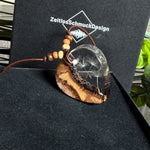 Herzanhänger „Pusteblumenzauber“ aus naturbelassenem Rebholz und klarem Epoxidharz mit schwebenden Pusteblumensamen. Dunkelbraunes, verstellbares Lederband mit kleinen Holzperlen, Anhänger ca. 3,5 × 3,5 cm. Handgefertigtes Unikat von ZeitlosSchmuckDesign.