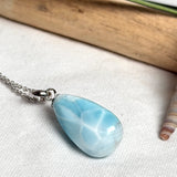Larimar-Halskette mit blauem Tropfen-Anhänger an feiner 925 Silber Ankerkette, maritimer Naturstein-Schmuck mit weiß-türkiser Marmorierung