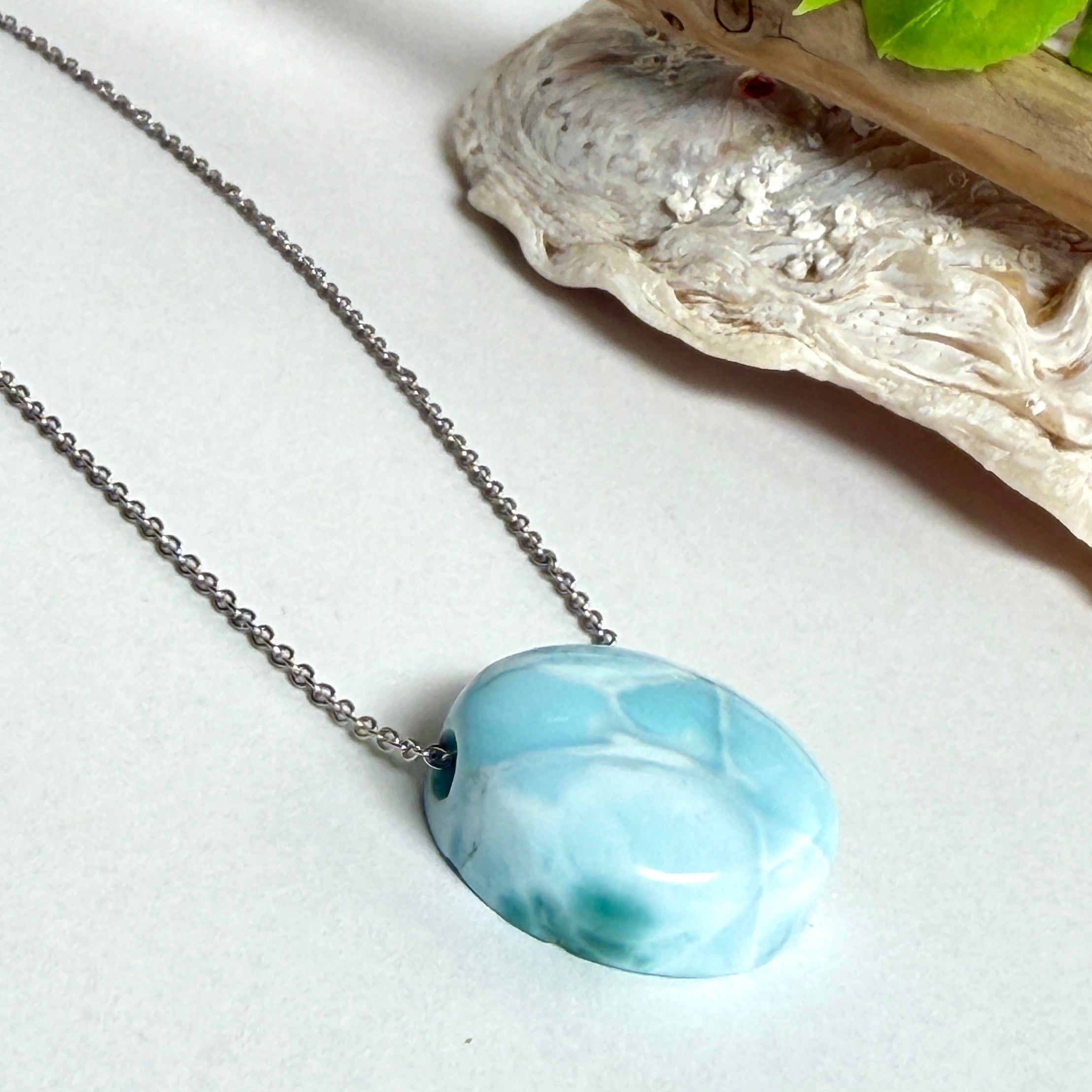 Echte Larimar Kette mit 20 mm rundem Cabochon – Himmelsblau mit weißem Wolkenmuster · 925 Silber Ankerkette platin rhodiniert 45 cm · Ocean Naturschmuck Unikat