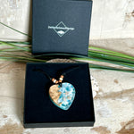 Handgefertigter Herzanhänger aus Maserholz und transparentem Ocean-Harz mit echtem Seestern und Muscheln. Die zarten Aqua-Farben erinnern an Meereswellen. Lederband verstellbar mit Holzperlen. Größe ca. 3,5 × 3,2 cm. Natürliches, maritimes Unikat von ZeitlosSchmuckDesign