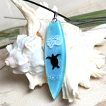 Surfbrett-Anhänger Wellenreiter – maritimer Schmuck aus Epoxidharz mit Schildkröten-Silhouette, 6,5 cm hochglanzpoliert
