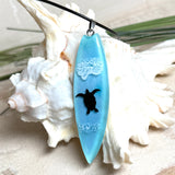Surfbrett-Anhänger Wellenreiter – maritimer Schmuck aus Epoxidharz mit Schildkröten-Silhouette, 6,5 cm hochglanzpoliert