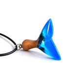 Walflossen Kette handgefertigt aus Holz und Harz, maritimer Anhänger in Blau, Unikat Schmuck Geschenk für Meerliebhaber.