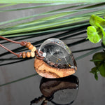 Herzanhänger „Pusteblumenzauber“ aus naturbelassenem Rebholz und klarem Epoxidharz mit schwebenden Pusteblumensamen. Dunkelbraunes, verstellbares Lederband mit kleinen Holzperlen, Anhänger ca. 3,5 × 3,5 cm. Handgefertigtes Unikat von ZeitlosSchmuckDesign.