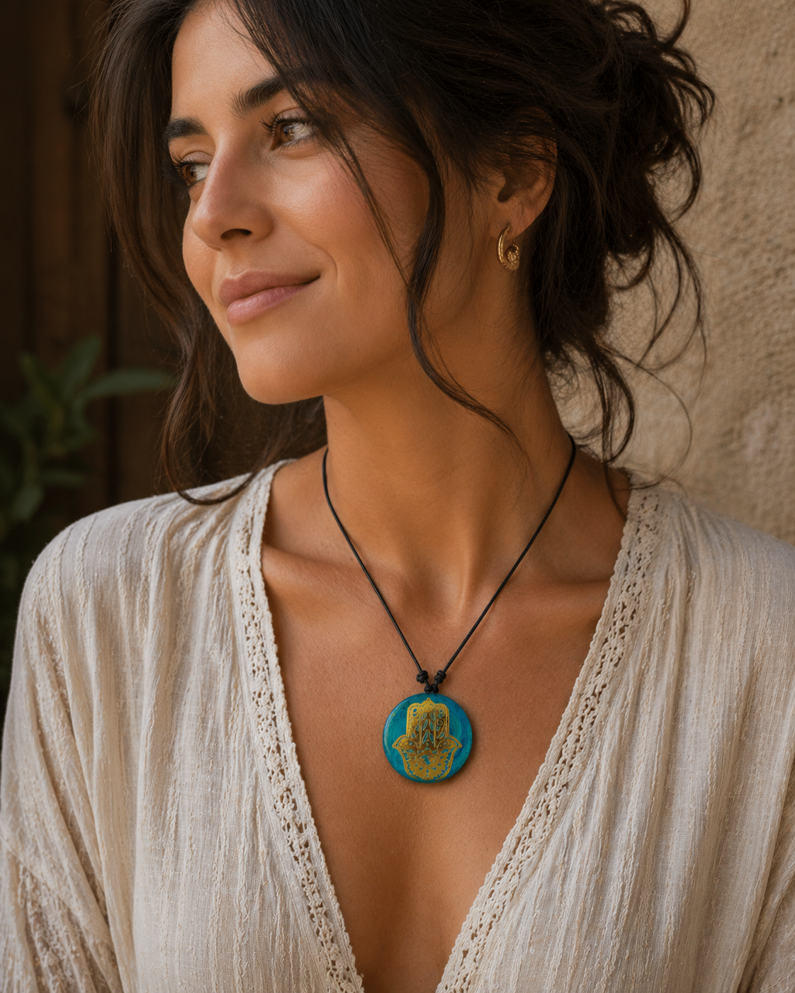 Hamsa Hand Anhänger handgefertigt – Cabochon-Form, Epoxidharz türkis gold, Baumwollband, ZeitlosSchmuckDesign
